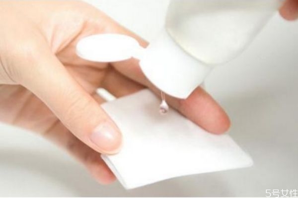 做面膜和濕敷有什么區(qū)別 濕敷和面膜哪個補水效果好 做面膜和濕敷有什么區(qū)別 濕敷和面膜哪個補水效果好