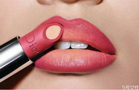 涂唇膏的正確方法 唇膏旋轉(zhuǎn)的失靈了怎么辦 涂唇膏的正確方法 唇膏旋轉(zhuǎn)的失靈了怎么辦