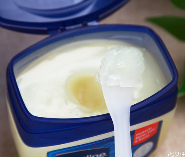 凡士林擦臉有什么危害 凡士林涂臉可以過夜嗎 凡士林擦臉有什么危害 凡士林涂臉可以過夜嗎