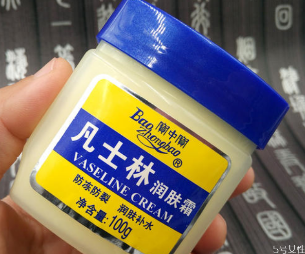 凡士林擦臉有什么危害 凡士林涂臉可以過夜嗎 凡士林擦臉有什么危害 凡士林涂臉可以過夜嗎