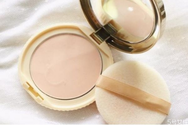 粉餅可以當底妝用嗎 粉餅打開2年還能用嗎