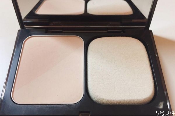 粉餅可以當底妝用嗎 粉餅打開2年還能用嗎