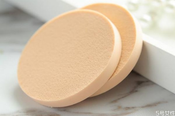 濕粉撲可以用來做什么 打濕粉撲應(yīng)該用什么水 濕粉撲可以用來做什么 打濕粉撲應(yīng)該用什么水