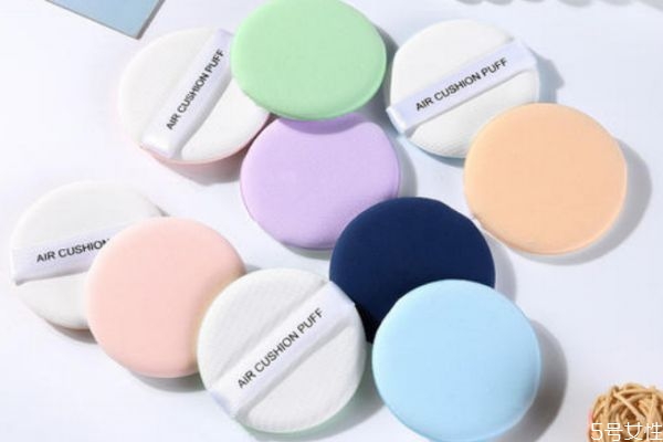 濕粉撲可以用來做什么 打濕粉撲應(yīng)該用什么水 濕粉撲可以用來做什么 打濕粉撲應(yīng)該用什么水