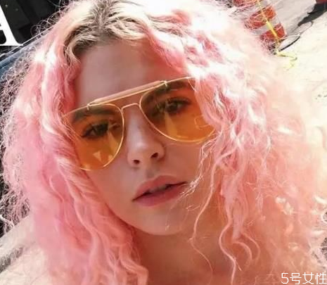 染粉色可以保持多久 粉色頭發(fā)會(huì)掉成什么顏色 染粉色可以保持多久 粉色頭發(fā)會(huì)掉成什么顏色