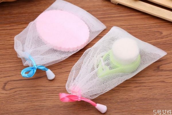 起泡網(wǎng)怎么裝香皂進(jìn)去 用完起泡網(wǎng)肥皂要取出來嗎 起泡網(wǎng)怎么裝香皂進(jìn)去 用完起泡網(wǎng)肥皂要取出來嗎