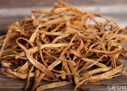 黃花菜為什么吃干的 黃花菜不曬干吃有毒嗎 黃花菜為什么吃干的 黃花菜不曬干吃有毒嗎