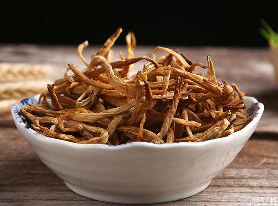 黃花菜為什么吃干的 黃花菜不曬干吃有毒嗎 黃花菜為什么吃干的 黃花菜不曬干吃有毒嗎