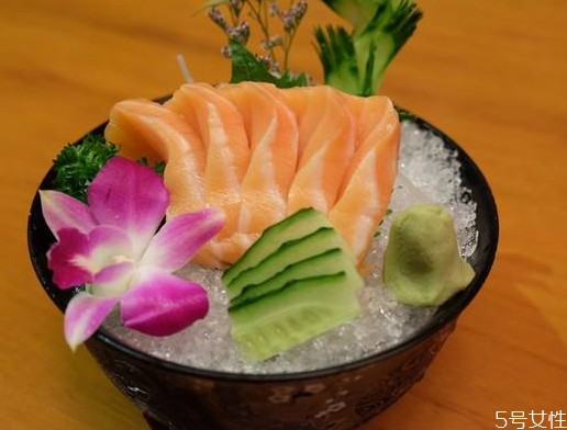 刺身為什么要放檸檬 刺身的檸檬怎么用 刺身為什么要放檸檬 刺身的檸檬怎么用