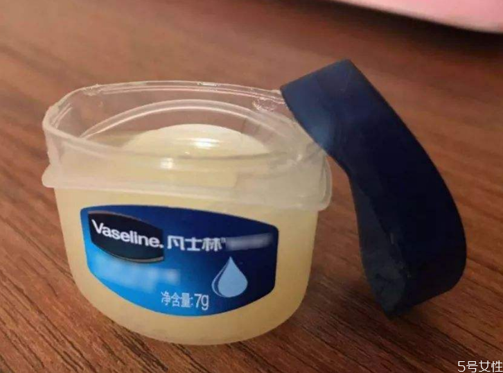 白凡士林變黃還能用嗎 擦臉用白凡士林還是黃凡士林 白凡士林變黃還能用嗎 擦臉用白凡士林還是黃凡士林
