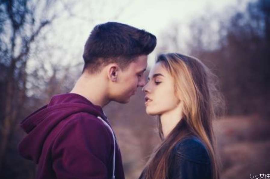 曖昧期為什么男的特意不回你的信息 曖昧期為什么會難過 曖昧期為什么男的特意不回你的信息 曖昧期為什么會難過