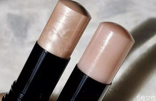 高光棒在化妝時的順序 高光棒打在什么位置 高光棒在化妝時的順序 高光棒打在什么位置