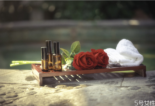 荷荷巴油能不能擦完不洗 荷荷巴油的多種用法 荷荷巴油能不能擦完不洗 荷荷巴油的多種用法