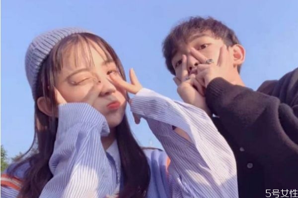 男生什么舉動(dòng)說明愛上女生了 男人動(dòng)情的表現(xiàn)藏不住 男生什么舉動(dòng)說明愛上女生了 男人動(dòng)情的表現(xiàn)藏不住