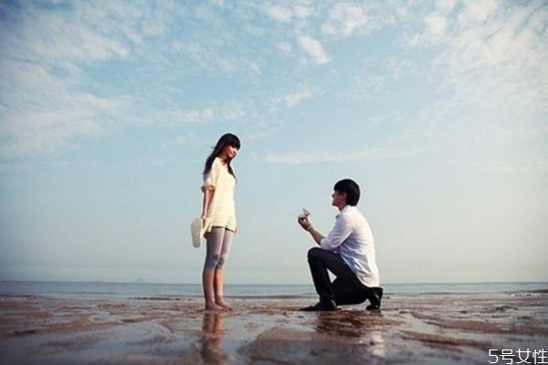 男生什么舉動(dòng)說明愛上女生了 男人動(dòng)情的表現(xiàn)藏不住 男生什么舉動(dòng)說明愛上女生了 男人動(dòng)情的表現(xiàn)藏不住