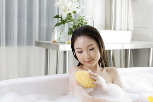 女人汗蒸好還是泡澡好 汗蒸和泡澡哪個(gè)祛濕更好