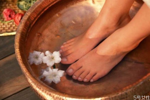 泡腳水溫多少度合適 泡腳出汗是什么原因 泡腳水溫多少度合適 泡腳出汗是什么原因