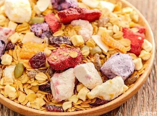 麥片用熱牛奶還是冷牛奶 麥片用什么牛奶泡好喝 麥片用熱牛奶還是冷牛奶 麥片用什么牛奶泡好喝