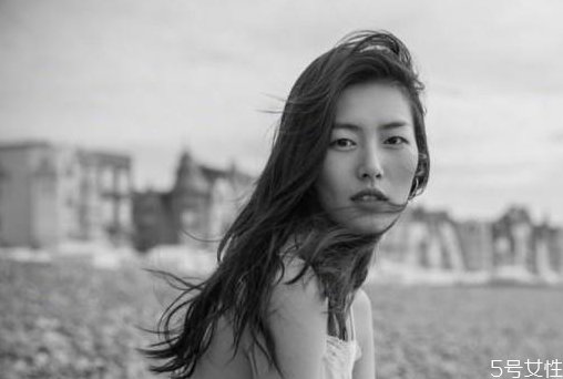 為什么超模大多是平胸 超模臉是什么臉型 為什么超模大多是平胸 超模臉是什么臉型