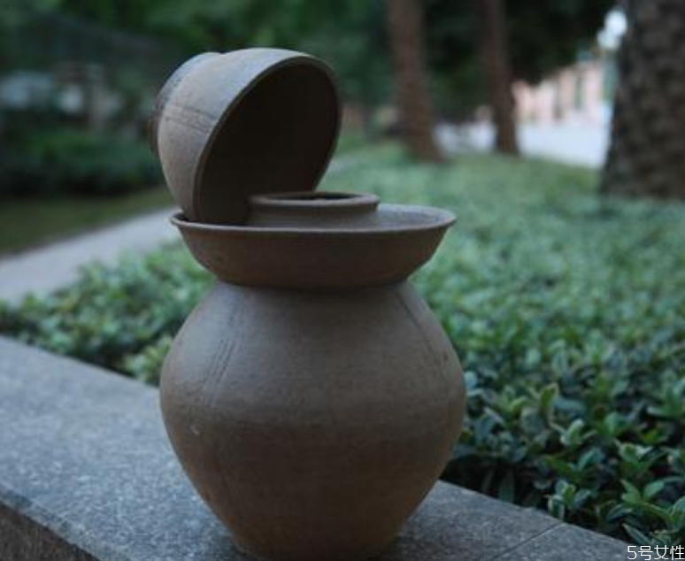泡菜壇子哪種最好 泡菜壇子無(wú)釉有釉區(qū)別 泡菜壇子哪種最好 泡菜壇子無(wú)釉有釉區(qū)別