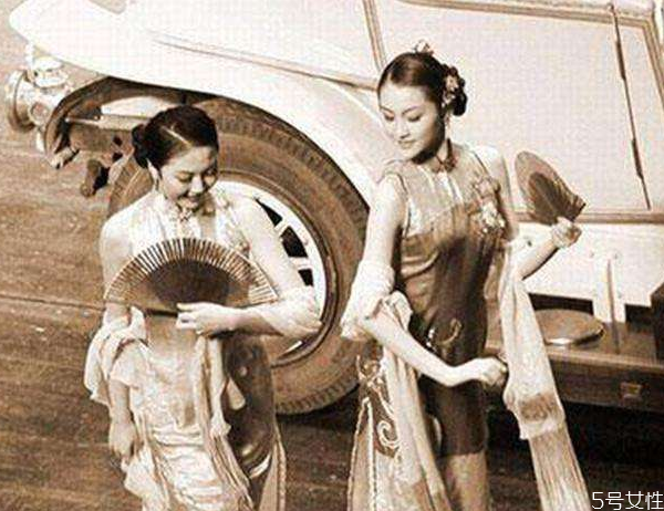 冬裝旗袍怎么搭配鞋子 適合配冬天旗袍的鞋子 冬裝旗袍怎么搭配鞋子 適合配冬天旗袍的鞋子