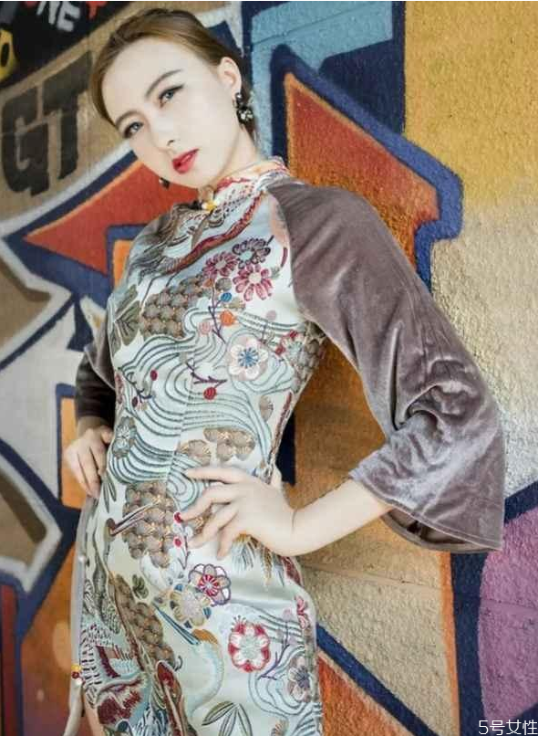 冬天的旗袍有哪些款式 冬天旗袍的三種搭配 冬天的旗袍有哪些款式 冬天旗袍的三種搭配