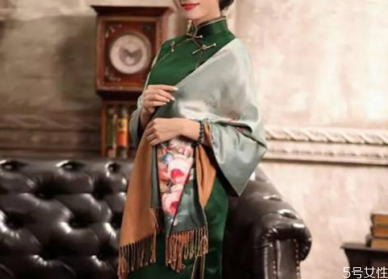 冬天應(yīng)該穿什么樣的旗袍 冬天旗袍搭配 冬天應(yīng)該穿什么樣的旗袍 冬天旗袍搭配