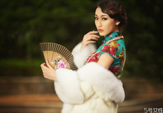 旗袍外面搭什么外套好看 秋冬旗袍怎么搭配 旗袍外面搭什么外套好看 秋冬旗袍怎么搭配