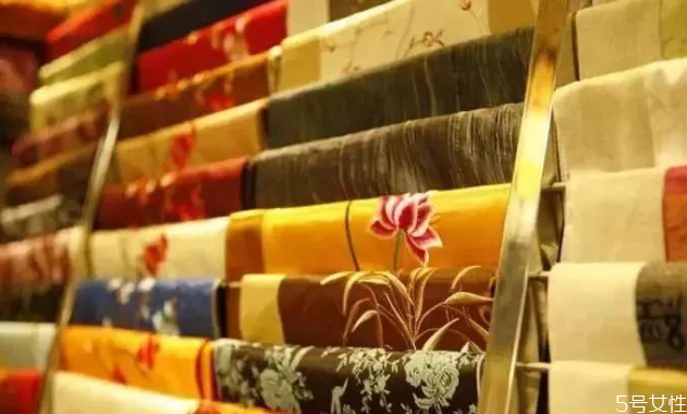 傳統(tǒng)旗袍和改良旗袍哪個(gè)好 傳統(tǒng)旗袍和改良旗袍的區(qū)別 傳統(tǒng)旗袍和改良旗袍哪個(gè)好 傳統(tǒng)旗袍和改良旗袍的區(qū)別