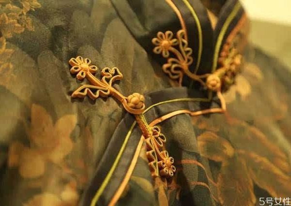 傳統(tǒng)旗袍和改良旗袍哪個(gè)好 傳統(tǒng)旗袍和改良旗袍的區(qū)別 傳統(tǒng)旗袍和改良旗袍哪個(gè)好 傳統(tǒng)旗袍和改良旗袍的區(qū)別