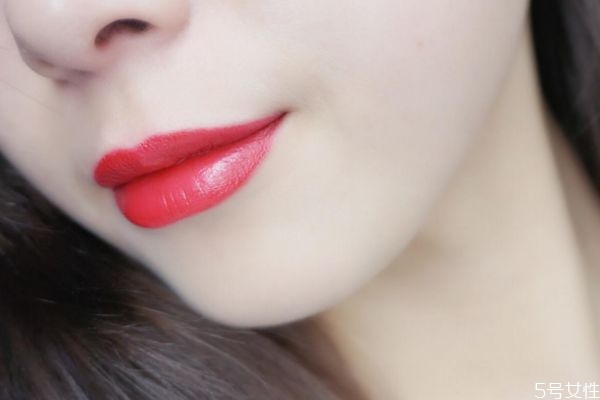 口紅超過三年還能用嗎 抹了過期的口紅會怎樣 口紅超過三年還能用嗎 抹了過期的口紅會怎樣