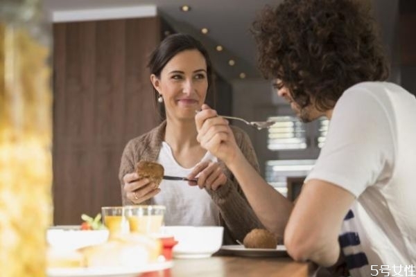 男人越喜歡你越不主動 男生在等你主動的表現(xiàn) 男人越喜歡你越不主動 男生在等你主動的表現(xiàn)