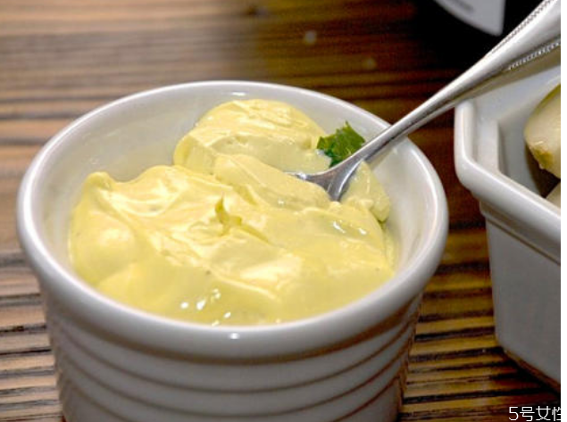 蛋黃醬是甜的還是咸的 蛋黃醬搭配什么吃 蛋黃醬是甜的還是咸的 蛋黃醬搭配什么吃