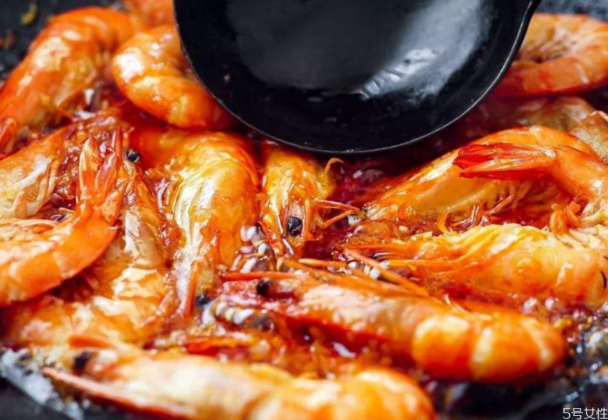 吃蝦能喝白酒嗎 吃蝦喝白酒會怎么樣 吃蝦能喝白酒嗎 吃蝦喝白酒會怎么樣