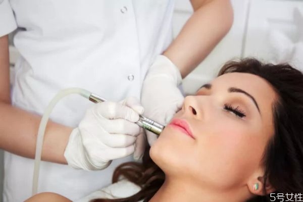 收縮毛孔的醫(yī)美項(xiàng)目有哪些 收縮毛孔最有效的醫(yī)美 收縮毛孔的醫(yī)美項(xiàng)目有哪些 收縮毛孔最有效的醫(yī)美