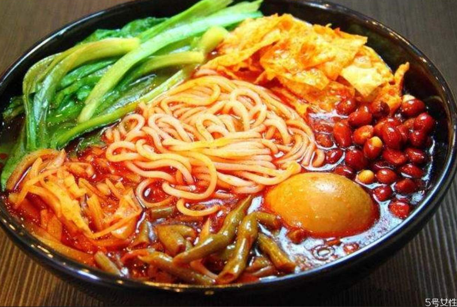 晚上吃螺螄粉會不會胖 一碗螺螄粉的熱量相當于幾碗飯 晚上吃螺螄粉會不會胖 一碗螺螄粉的熱量相當于幾碗飯