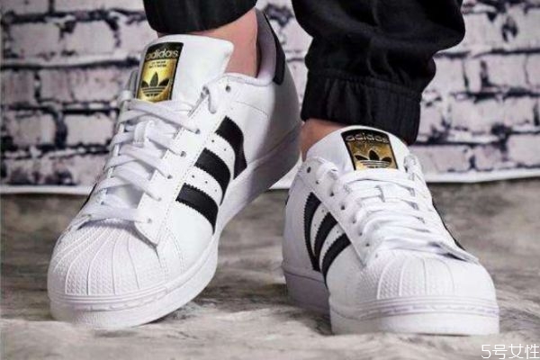 貝殼頭發(fā)黃應(yīng)怎么去除 貝殼頭鞋子的清洗方法 貝殼頭發(fā)黃應(yīng)怎么去除 貝殼頭鞋子的清洗方法