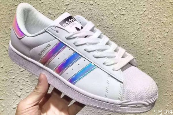 貝殼頭發(fā)黃應(yīng)怎么去除 貝殼頭鞋子的清洗方法 貝殼頭發(fā)黃應(yīng)怎么去除 貝殼頭鞋子的清洗方法