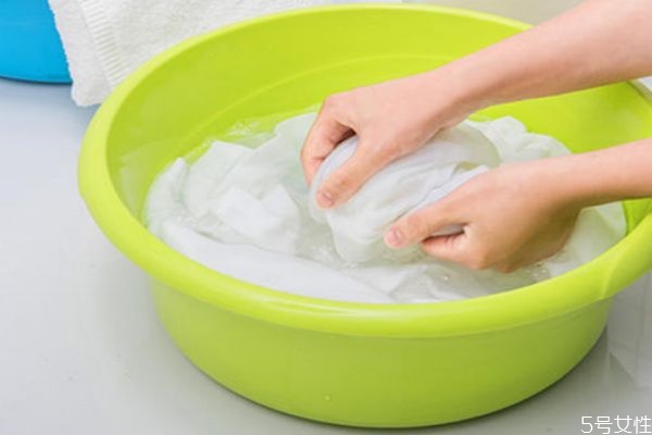 洗衣機(jī)洗完衣服有白色顆粒的原因 洗衣機(jī)洗完有白色痕跡 洗衣機(jī)洗完衣服有白色顆粒的原因 洗衣機(jī)洗完有白色痕跡