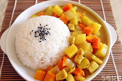 咖喱飯放鹽嗎 家?？о埖淖龇?></p><h3>咖喱飯熱量高不高?</h3><p>咖喱飯的熱量(以100克可食部分計(jì))是225大卡(941千焦)，單位熱量適中。每100克咖喱飯的熱量約占中國營養(yǎng)學(xué)會推薦的普通成年人保持健康每天所需攝入總熱量的10%。</p><p style=