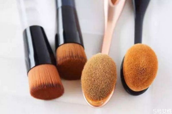 粉底刷真的比美妝蛋好用嗎 天天用粉底刷會傷皮膚嗎 粉底刷真的比美妝蛋好用嗎 天天用粉底刷會傷皮膚嗎