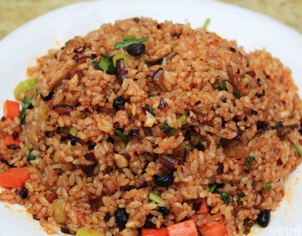 老干媽炒飯?jiān)趺醋?老干媽炒飯要不要放鹽 老干媽炒飯?jiān)趺醋?老干媽炒飯要不要放鹽