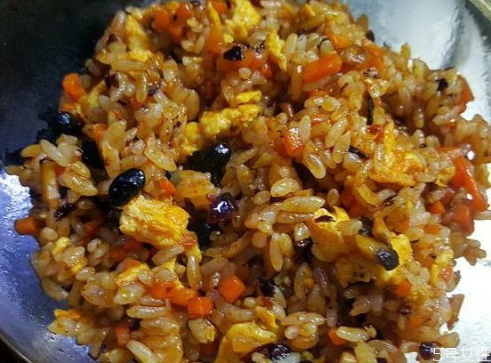 老干媽炒飯?jiān)趺醋?老干媽炒飯要不要放鹽 老干媽炒飯?jiān)趺醋?老干媽炒飯要不要放鹽