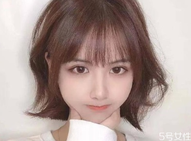 劉海出油可以打散粉嗎 散粉涂頭發(fā)會脫發(fā)嗎 劉海出油可以打散粉嗎 散粉涂頭發(fā)會脫發(fā)嗎