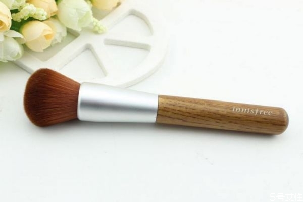 粉底刷真的比美妝蛋好用嗎 天天用粉底刷會傷皮膚嗎 粉底刷真的比美妝蛋好用嗎 天天用粉底刷會傷皮膚嗎