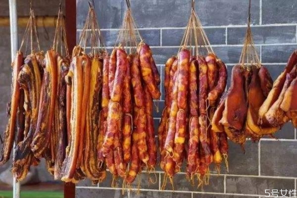 香腸臘肉可以帶上飛機嗎 香腸臘肉一般煮多久可以吃 香腸臘肉可以帶上飛機嗎 香腸臘肉一般煮多久可以吃