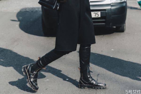 冬季靴子什么顏色好看 短靴選哪個(gè)顏色最百搭 冬季靴子什么顏色好看 短靴選哪個(gè)顏色最百搭