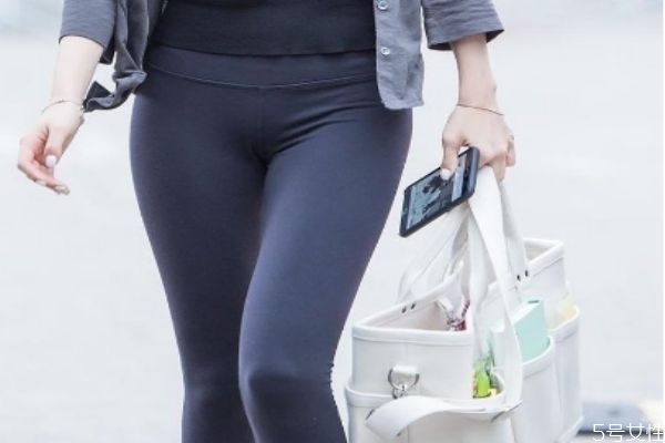 瑜伽褲尷尬線(xiàn)是什么 ?穿了瑜伽褲還要穿內(nèi)褲嗎 瑜伽褲尷尬線(xiàn)是什么 ?穿了瑜伽褲還要穿內(nèi)褲嗎