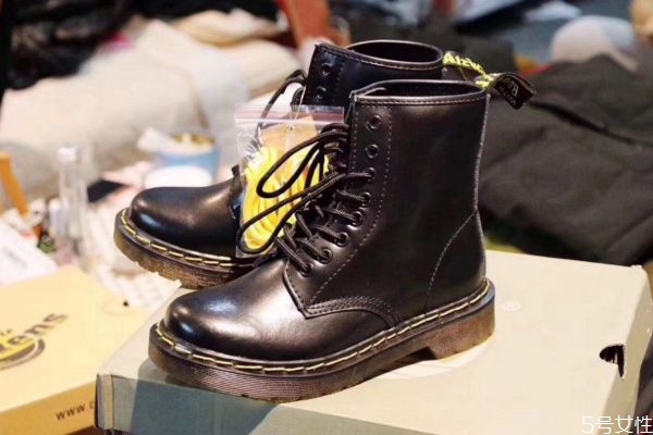 馬丁靴里面掉色正常嗎 馬丁靴里面掉色還能穿嗎 馬丁靴里面掉色正常嗎 馬丁靴里面掉色還能穿嗎