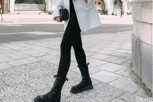 冬季靴子什么顏色好看 短靴選哪個(gè)顏色最百搭 冬季靴子什么顏色好看 短靴選哪個(gè)顏色最百搭